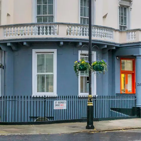 Oyo Townhouse New England, London Victoria Hotel